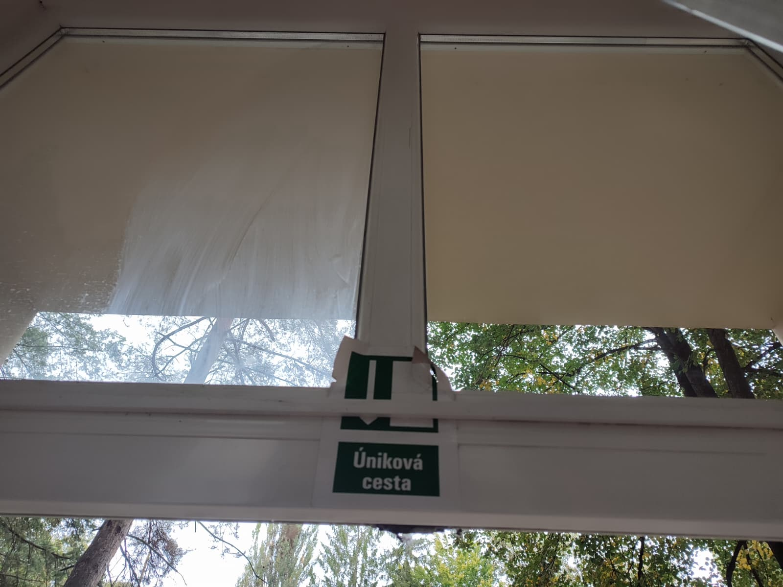 Okenné tabule v spoločných priestoroch pri únikovej ceste
