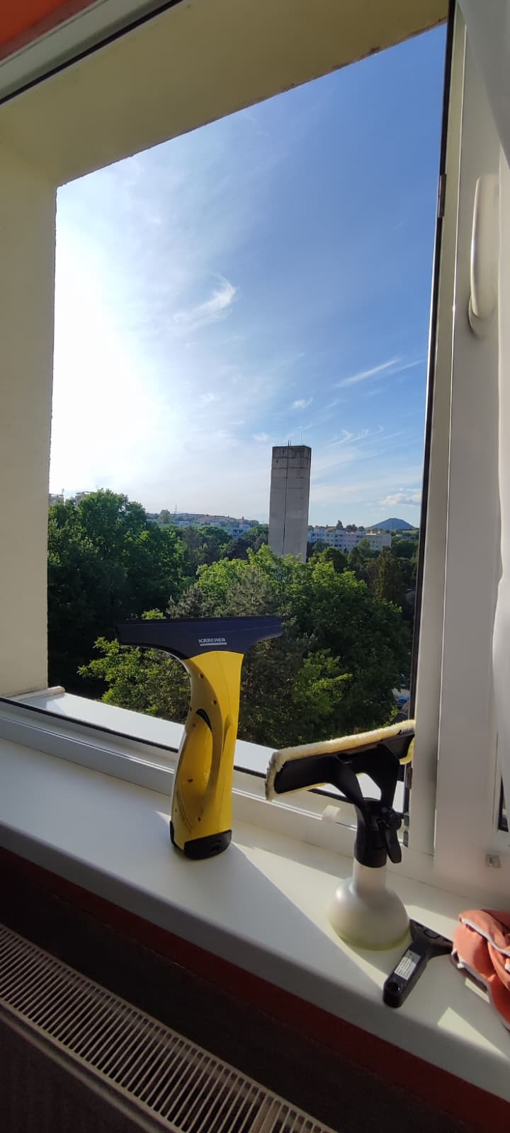 Okno s čistiacou technikou na parapete