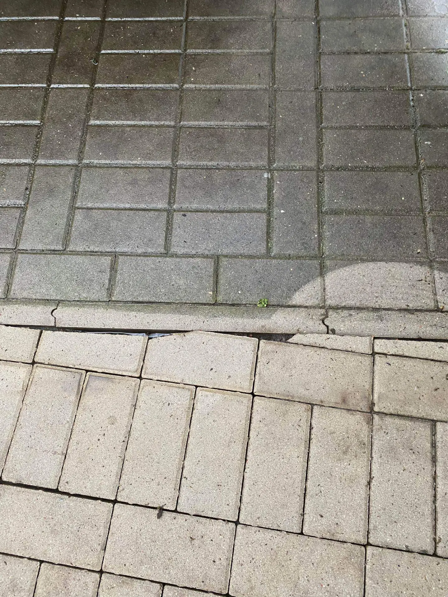 Dlažba pred a po tlakovom čistení – rozdiel vedľa seba