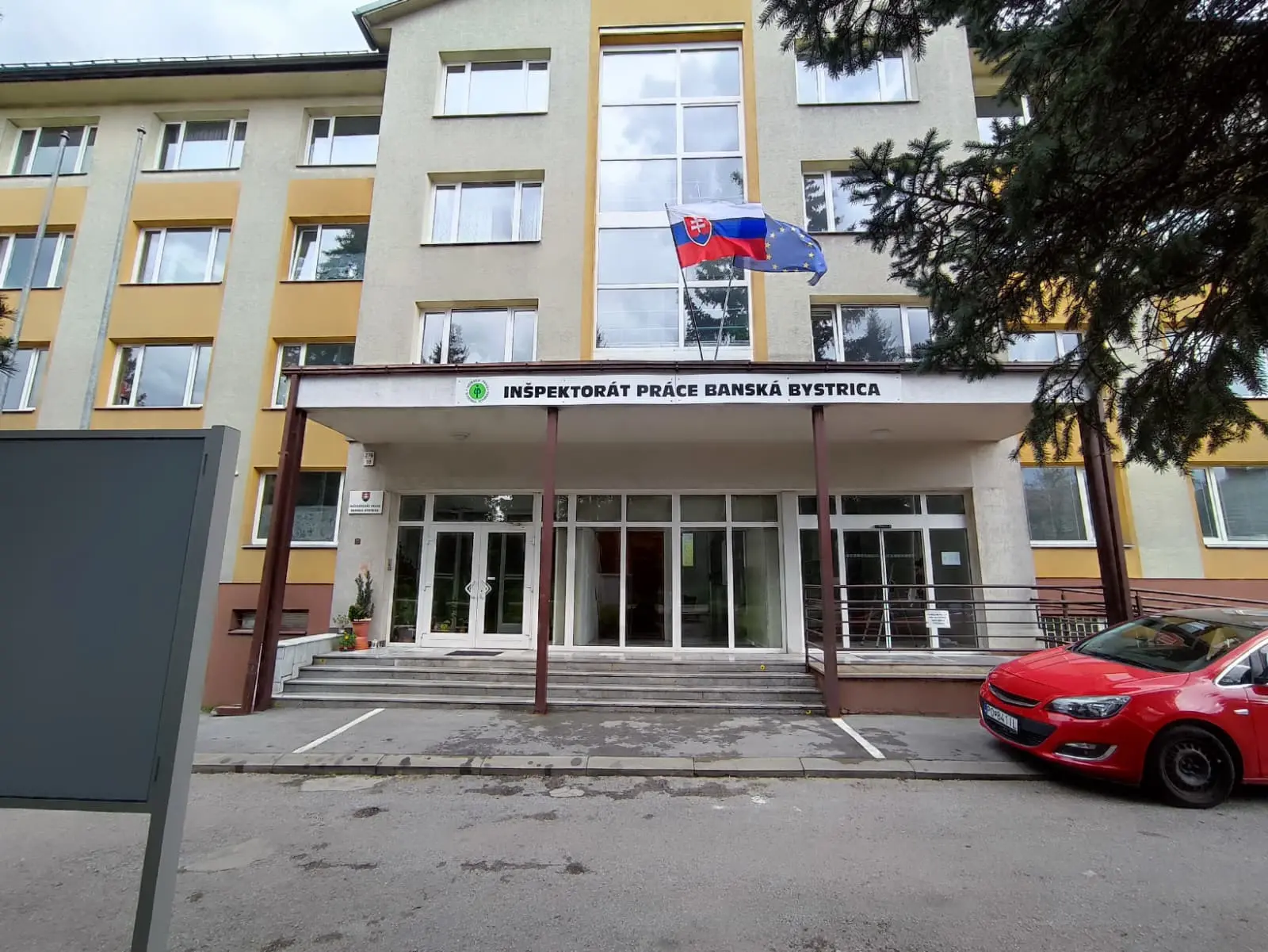 Exteriér administratívnej budovy