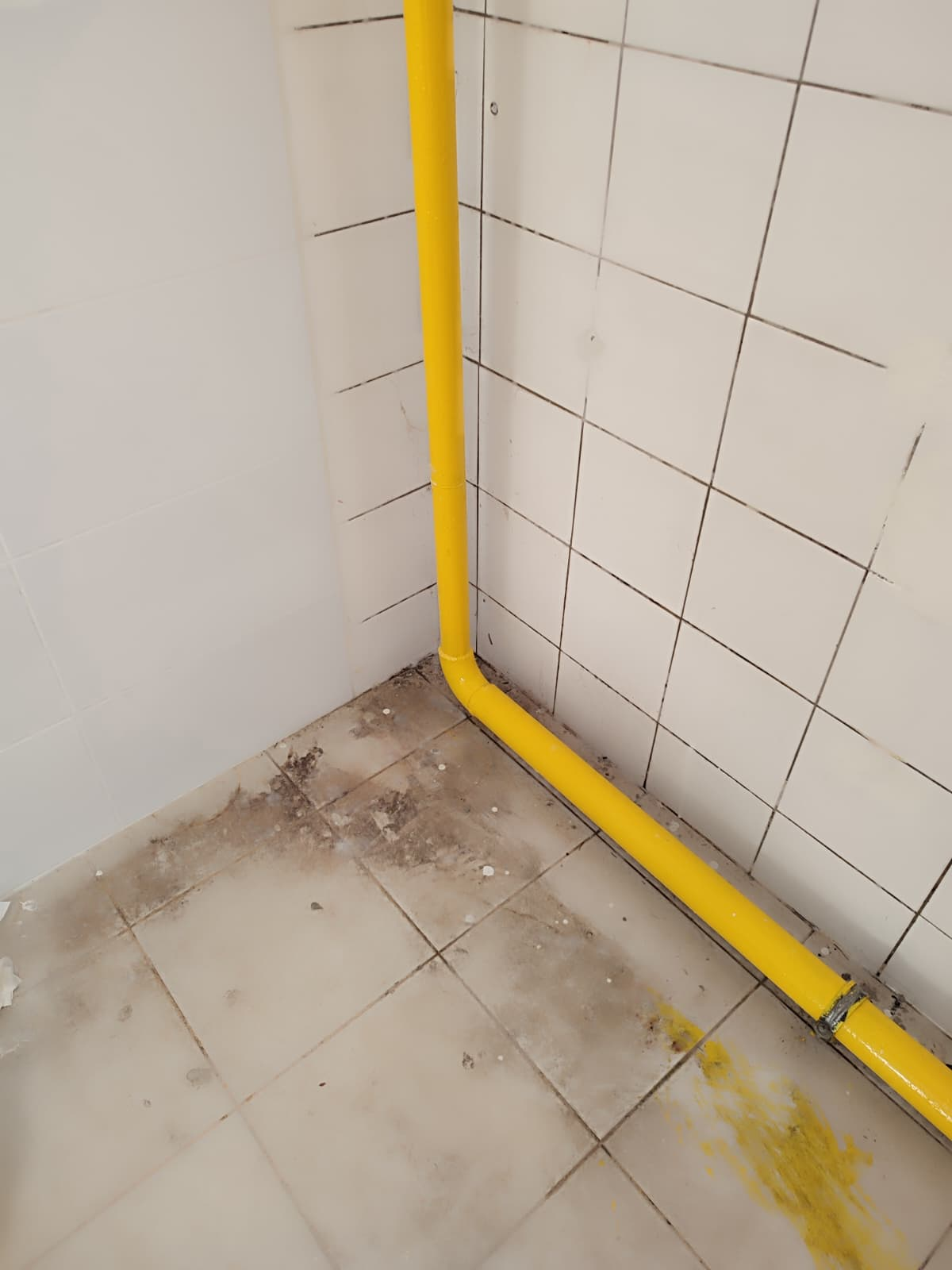 Usadené nečistoty na kuchynskej dlažbe