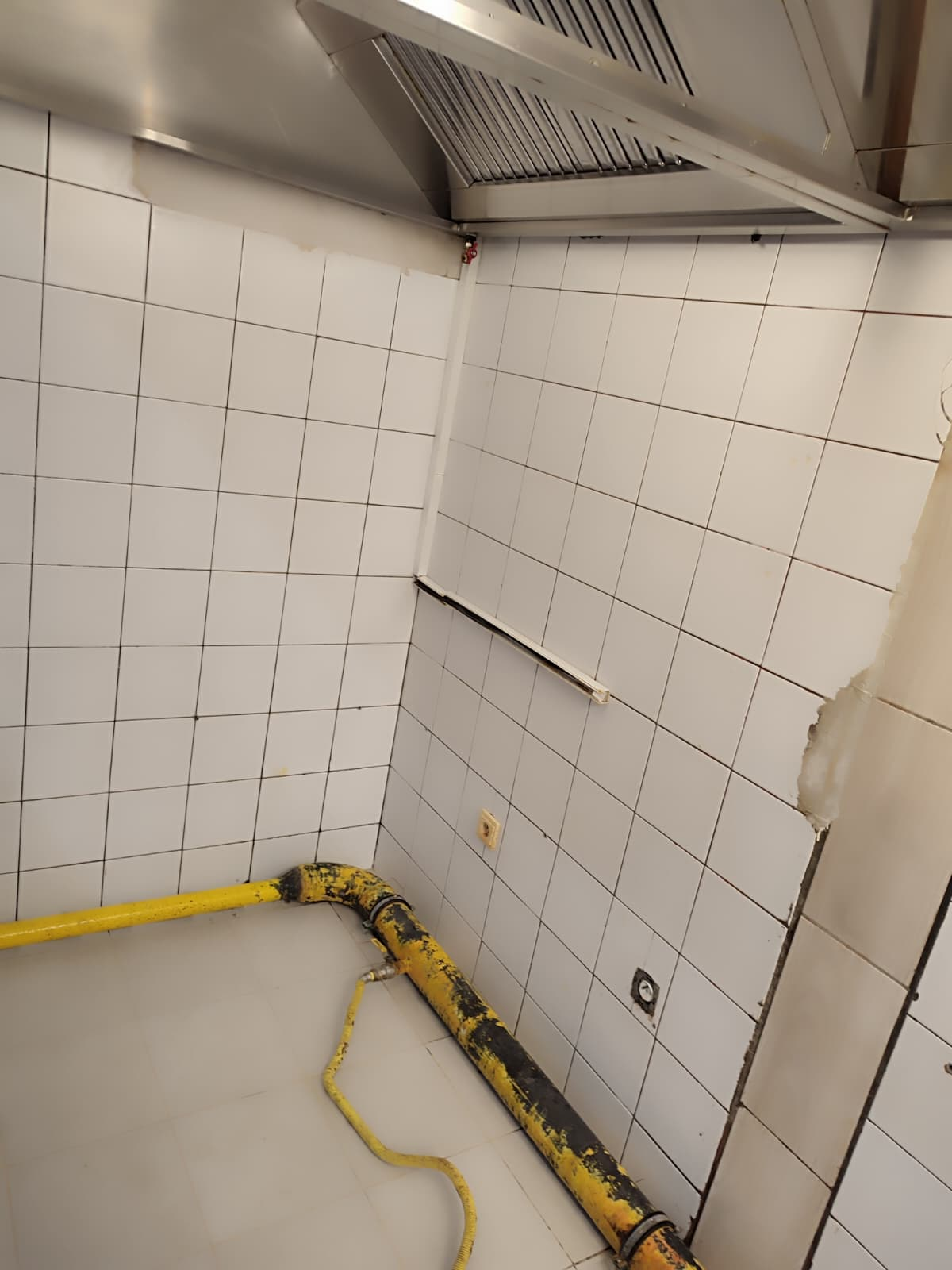 Digestor s kovovými filtrami v profesionálnej kuchyni