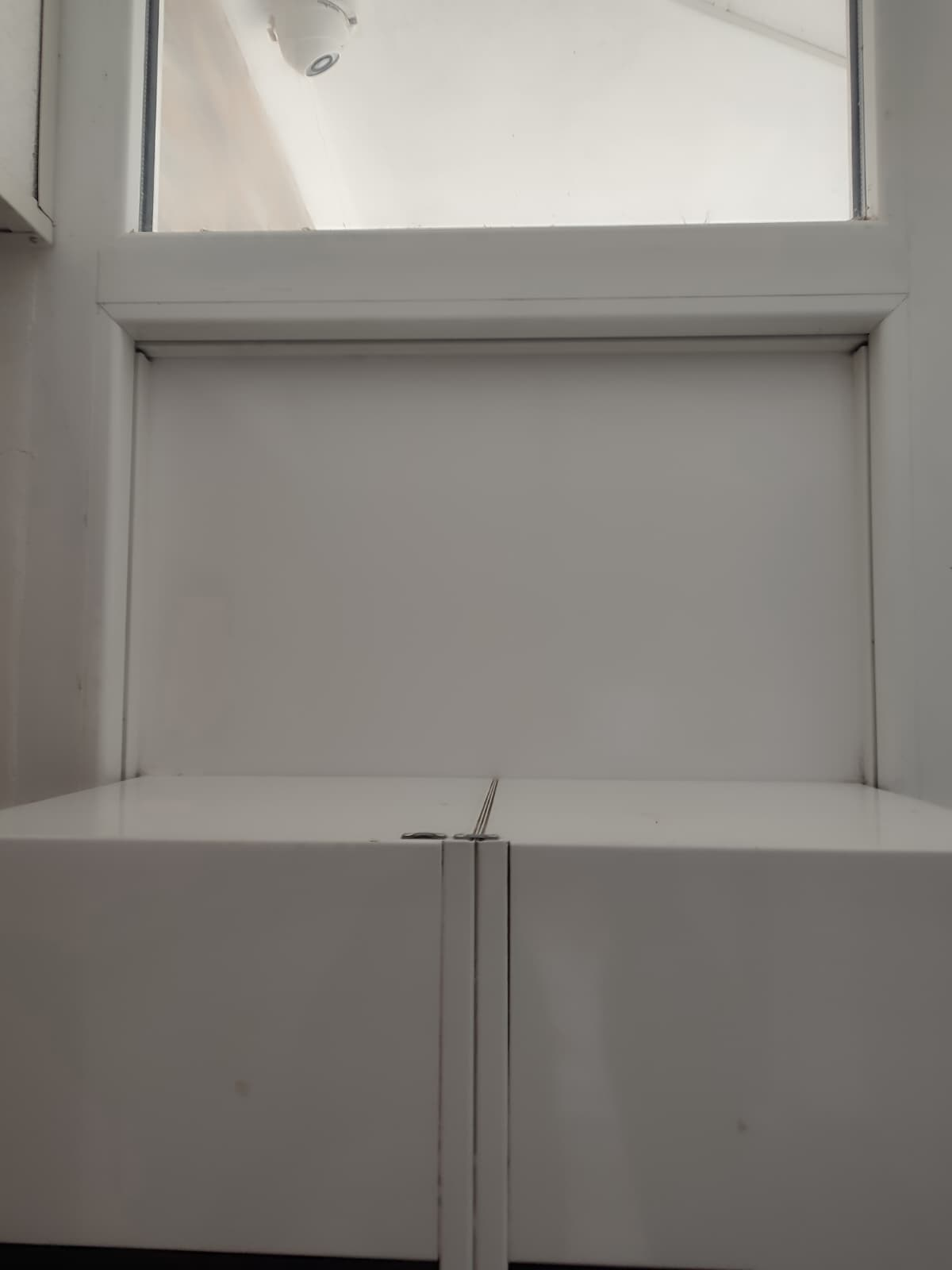 Biely panel a okenný rám v spoločných priestoroch