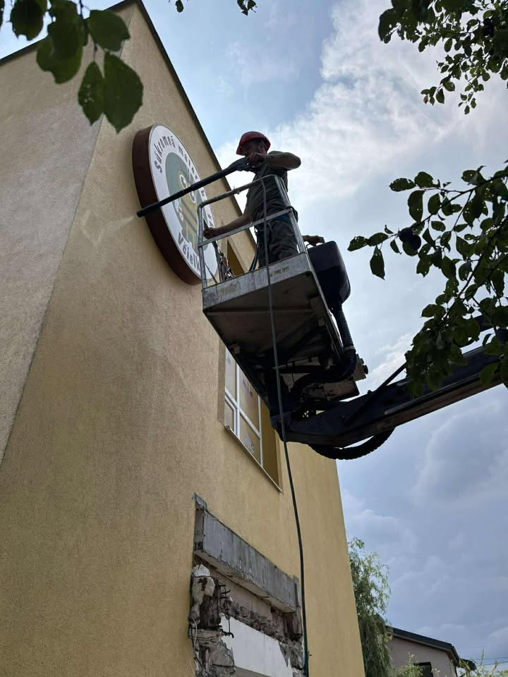 Práca z plošiny – čistenie reklamy
